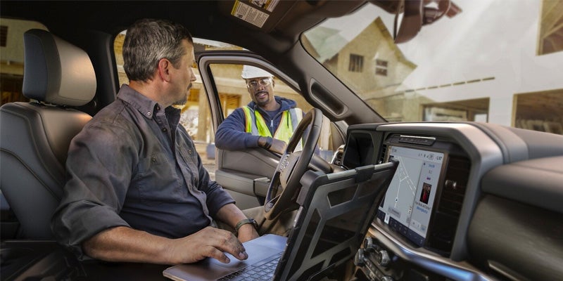 2024 Ford F-150 man checking software img